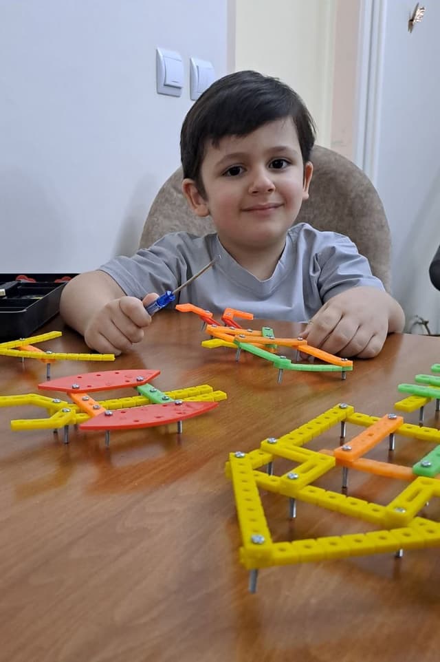 عکس ائلوین کوچولو - بهترین دانشآموز در فراگیر دوره رباتیک از شهر تبریز